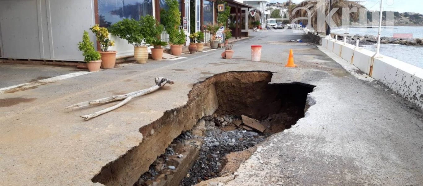 Άνοιξε η γη και το κατάπιε: Αυτοκίνητο στη Νέα Υόρκη έπεσε μέσα σε τεράστια τρύπα (φωτο)